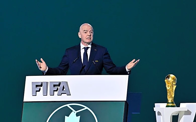 Soccer-FIFA apologises to members as Infantino holds crisis meeting amid stake sale fallout