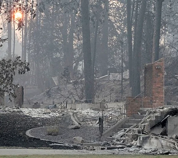 Firefighters gain ground against flames around Spokane, Washington