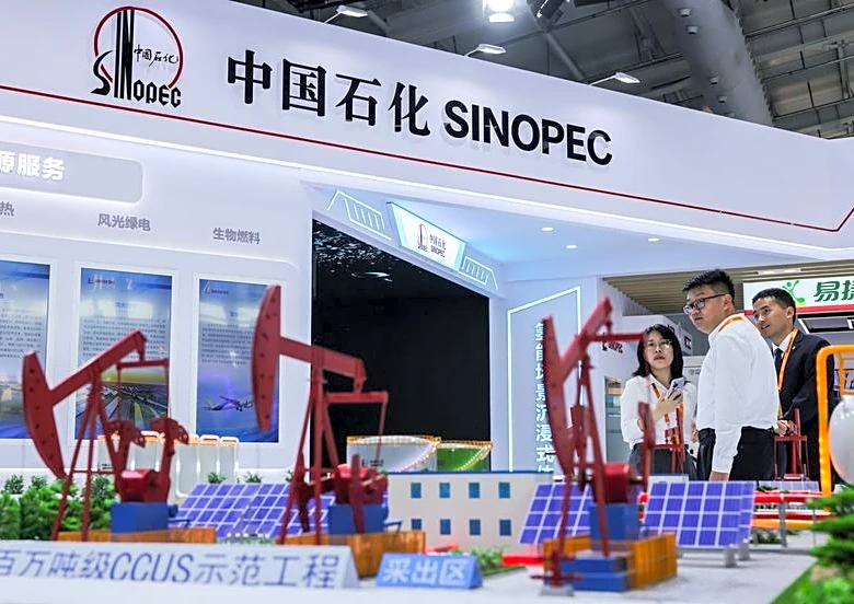 Exclusive-Sinopec steps up Russian oil imports to offset Mideast supply cuts, traders and tracker say