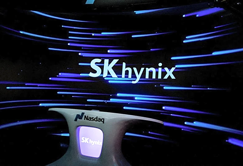 Analysis-Samsung, SK Hynix shareholders call for bigger payouts from AI cash mountain