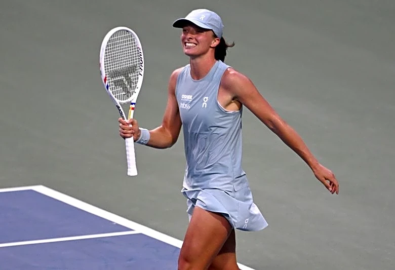 Tennis-Swiatek cruises past Shnaider to reach Canadian Open semi-finals
