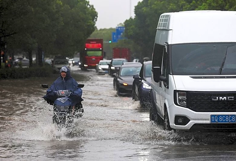 Typhoon Dolphin's vast storm system pushes inland, threatens central China