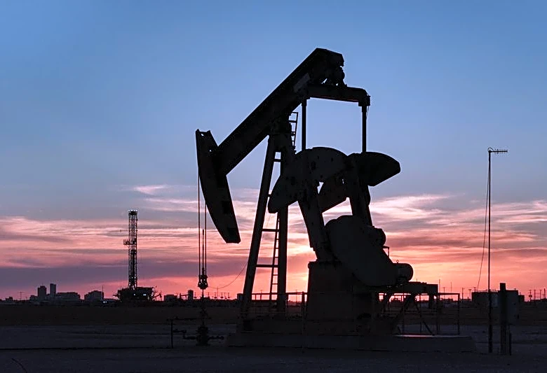 Oil climbs 2%, extending gains on dimming U.S.-Iran peace hopes