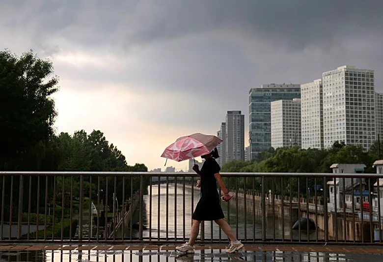 Typhoon Dolphin's remnants brings torrential rain to Beijing