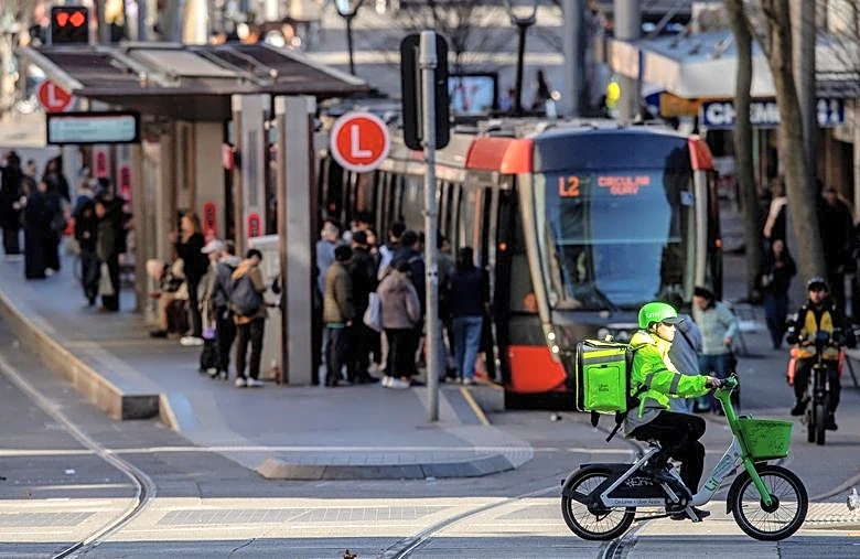 Australia sets 'world-leading' minimum pay and insurance rules for gig delivery workers