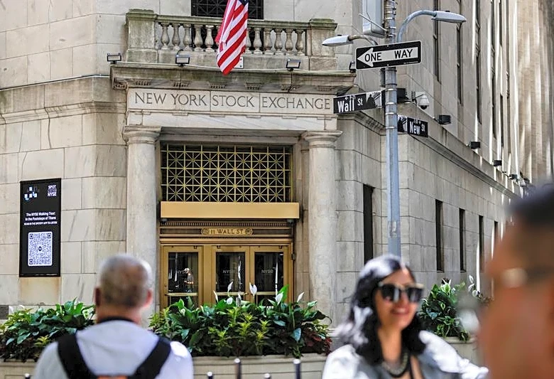 Stocks inch up, oil dips as traders eye US-Iran talks
