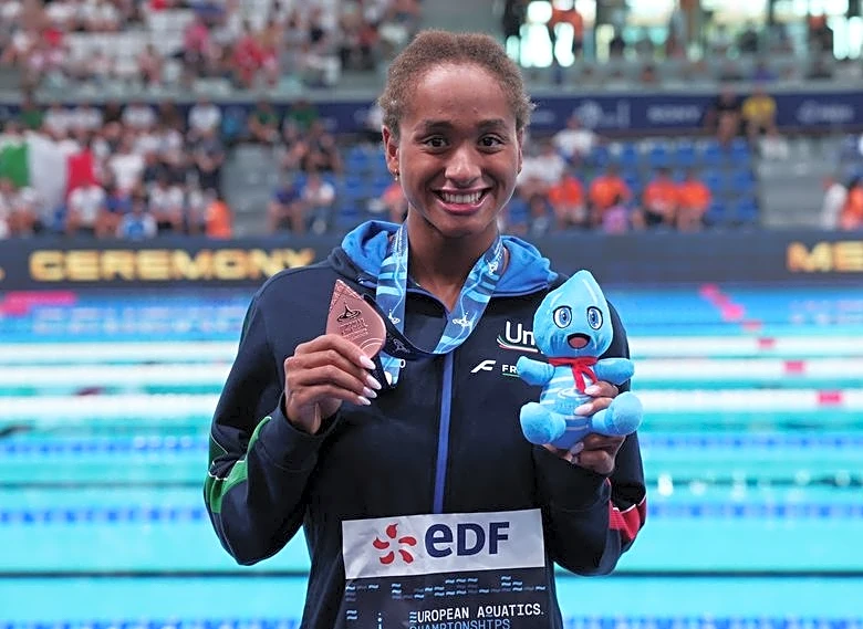 Swimming-Italy's Curtis takes McKeown's 50m backstroke world record