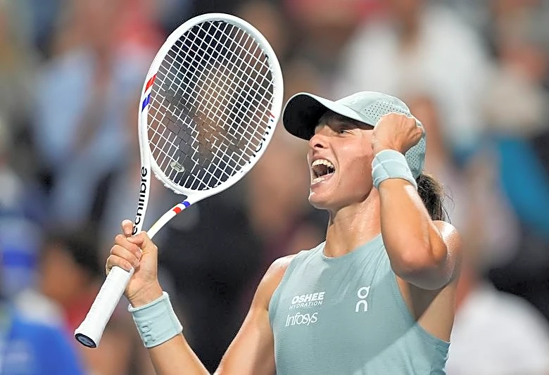 Tennis-Swiatek reaches her first final of season at Canadian Open