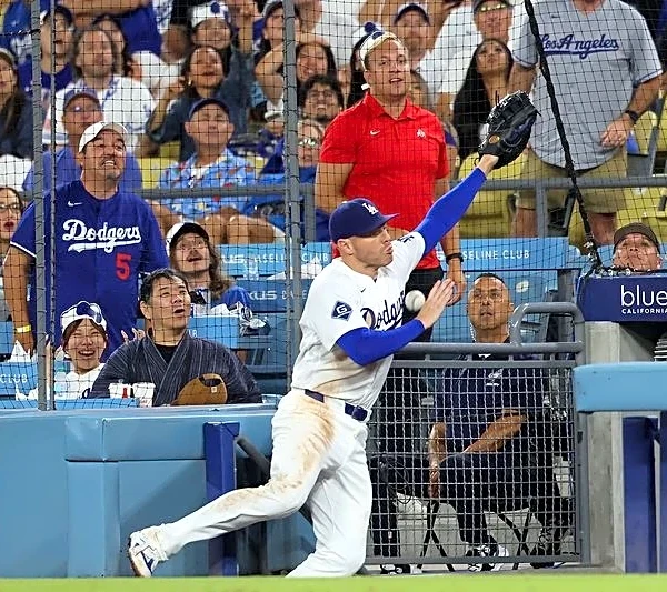 Dodgers 1B Freddie Freeman listed as day-to-day after fall into dugout