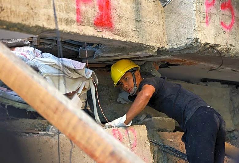 Hundreds still missing in Colombia as desperation grips earthquake rescue effort
