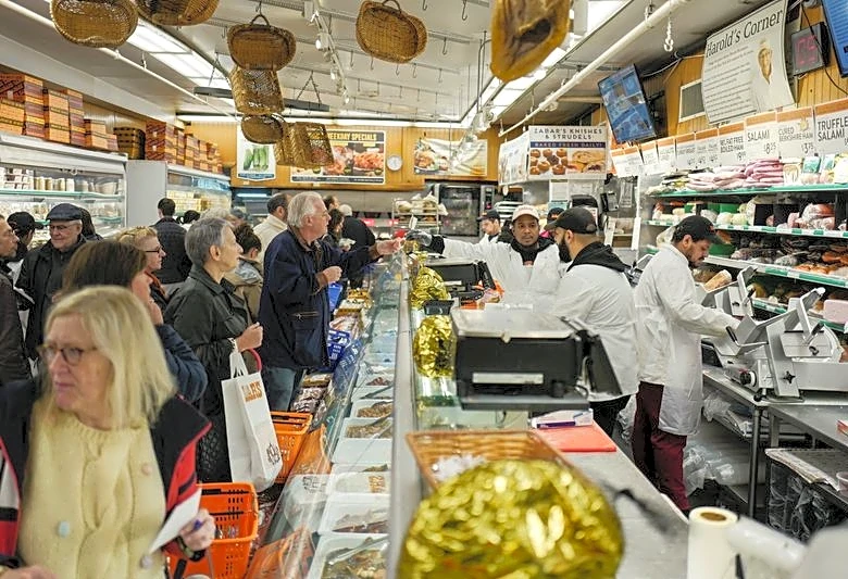 US retail sales unexpectedly fall in July