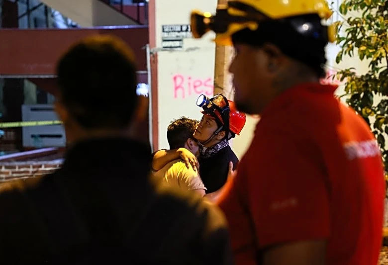 Race to reach trapped survivor offers hope in Colombia quake zone