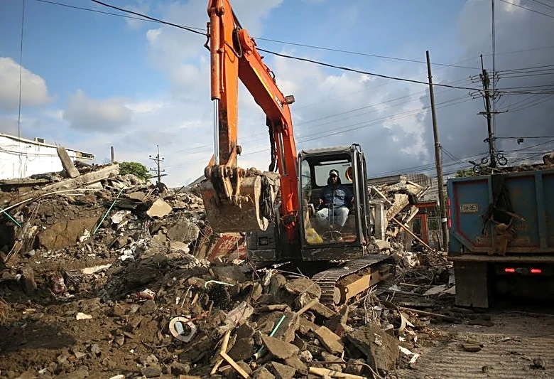 Race to reach trapped Colombia quake survivors offers hope