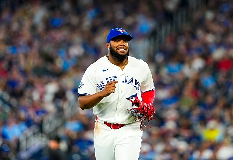 Blue Jays' Vladimir Guerrero Jr. leaves game, tests for concussion