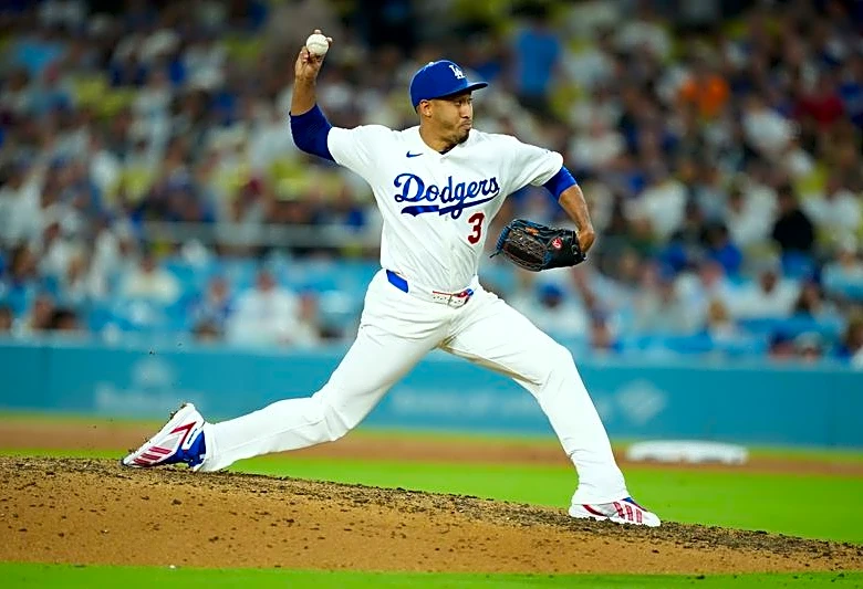 Edwin Diaz struggles again, but Dodgers hold off Brewers