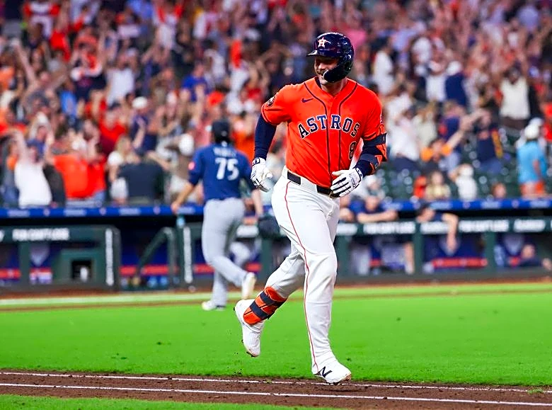 MLB roundup: Christian Walker, Astros stun M's with 10th-inning rally