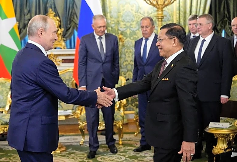 Russia's Putin hosts Myanmar leader, talks up energy projects