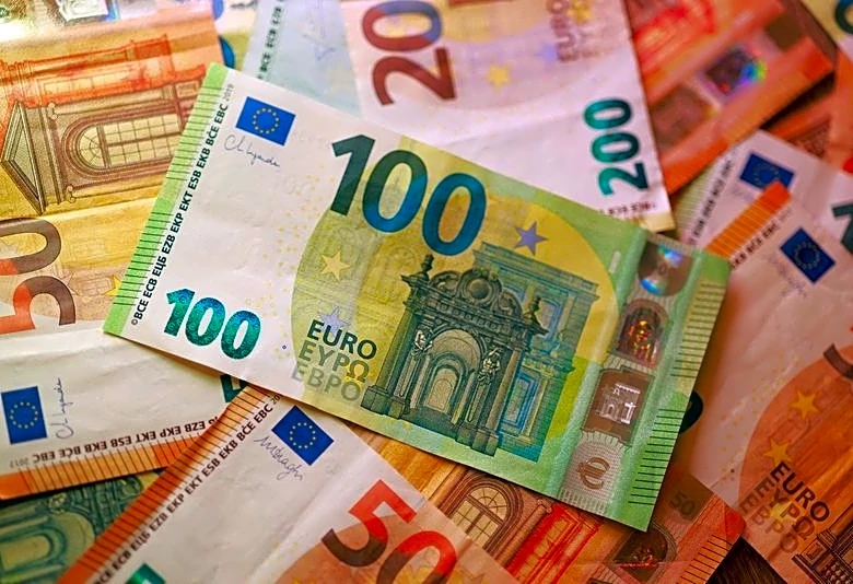 Selloff in euro zone bonds continues as yields hit nearly two-decade high
