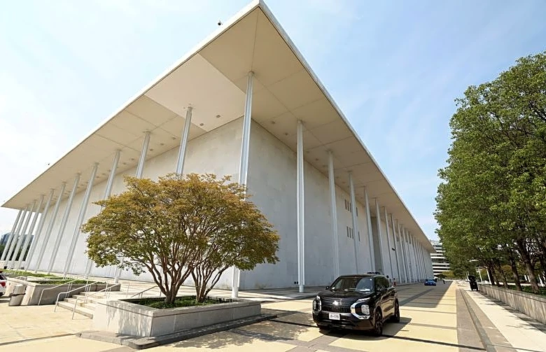 Trump's bid to inscribe name on Kennedy Center faces renewed court test