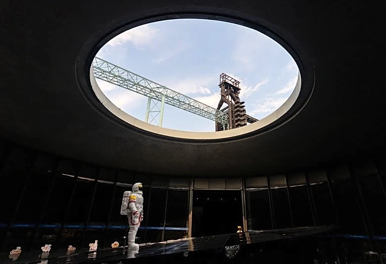 In China, rocket launches fuel tourism and space-age dreams