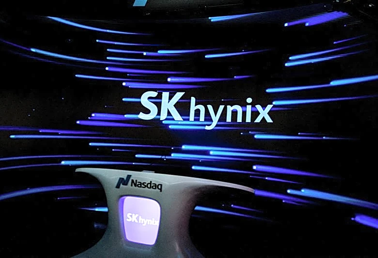 SK Hynix to pay 60% of employee bonuses in stock under preliminary deal, source says