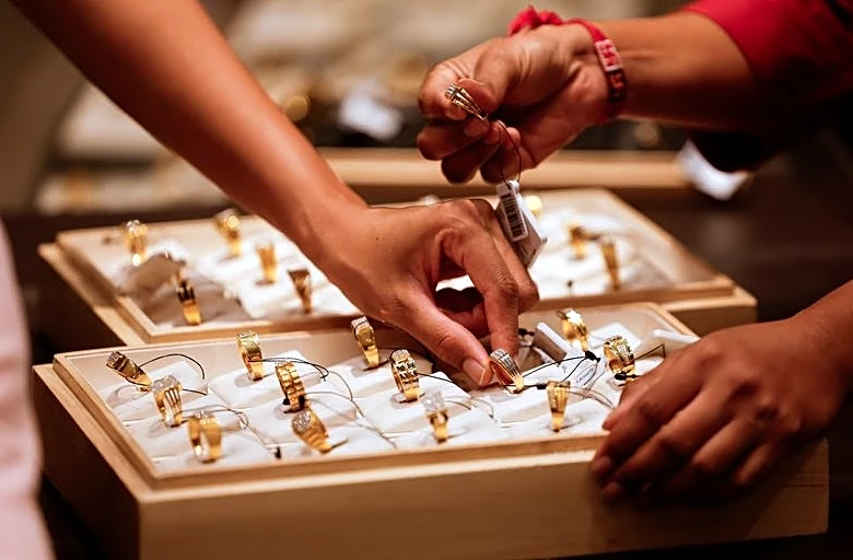 Gold steadies, heads for third straight weekly gain