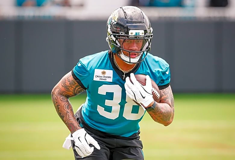 Eagles' Ja’Quinden Jackson has full movement after leaving game by ambulance