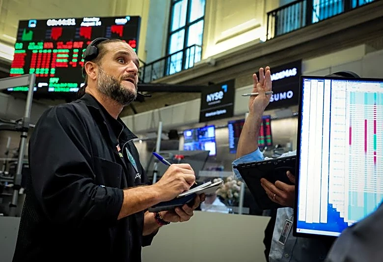 Shares dip with pressure from technology, yields and oil fall
