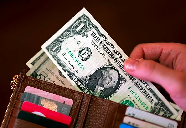 Dollar struggles for traction as markets weigh Iran sanctions, Treasury buybacks