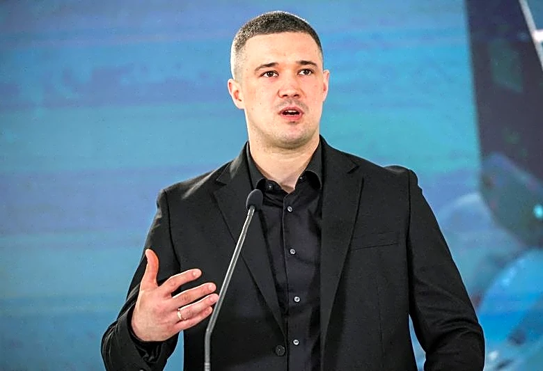 Exclusive-Ukraine needs changes to avoid losing war, ousted defence minister says