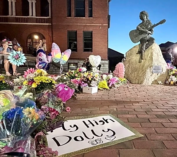 'Everybody has a Dolly Parton song' - World mourns country music legend