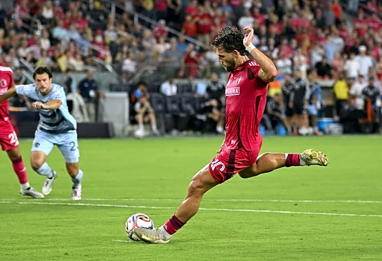 Earthquakes acquire MF Eduard Lowen from St. Louis City
