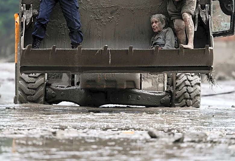 Rescuers search for survivors after devastating Nepal flood