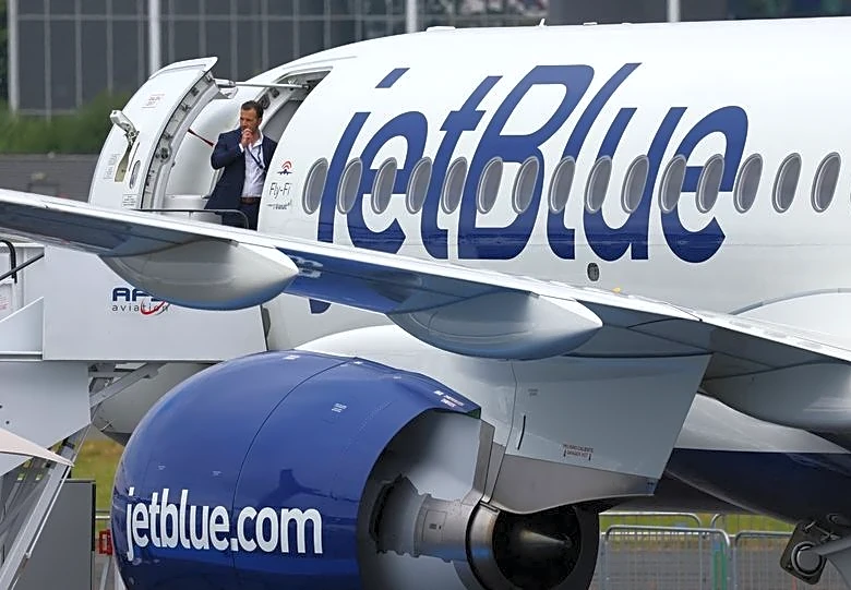 Activist investor Carl Icahn gives up JetBlue board seats after sharply cutting stake
