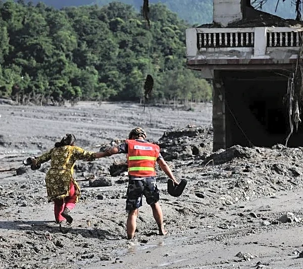 Lake formed by landslide on Nepal-Tibet border overflows, halting rescue work
