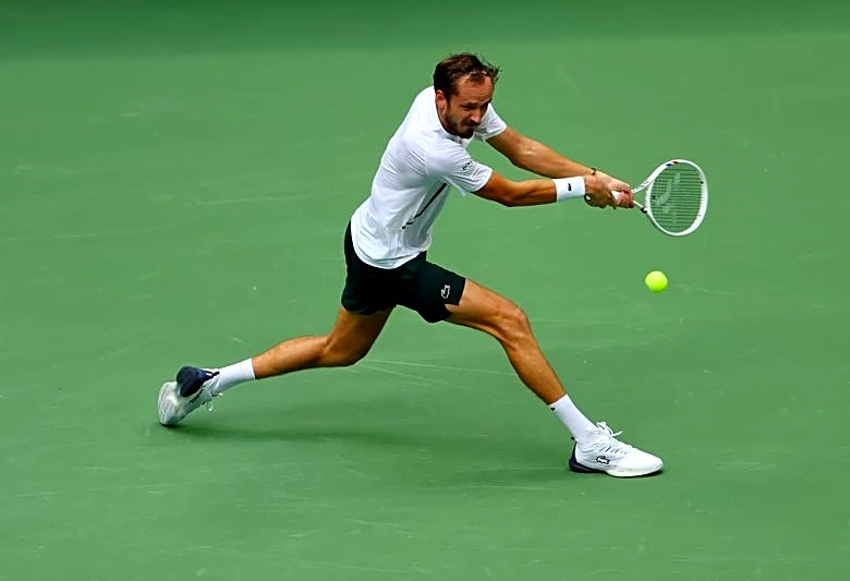 Tennis-Drama-free Medvedev eases into US Open second round