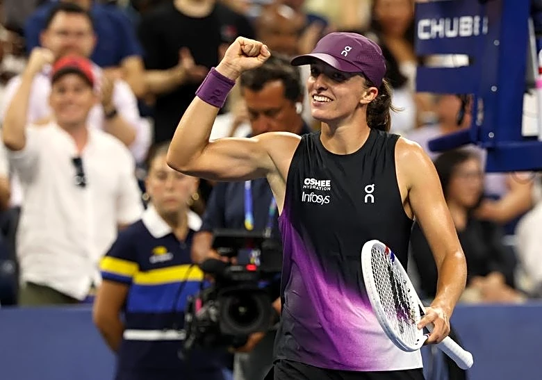 Tennis-Swiatek swats aside Wang for a winning start at US Open