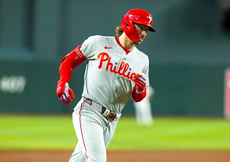 Phillies edge Diamondbacks, remain tied atop NL wild-card race