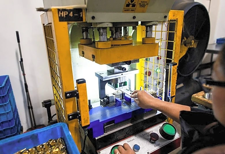 US manufacturing activity slows in August; input prices still elevated
