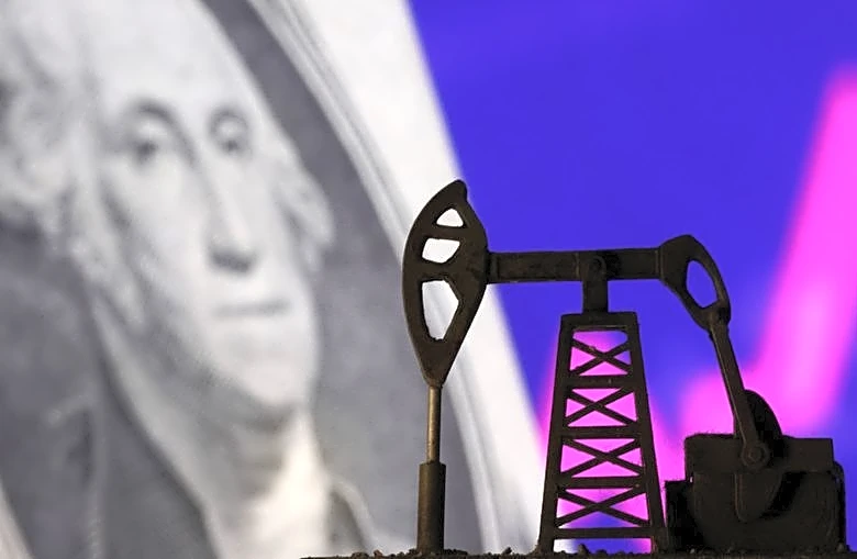 Dollar gains as oil, rising bond yields stoke inflation fears