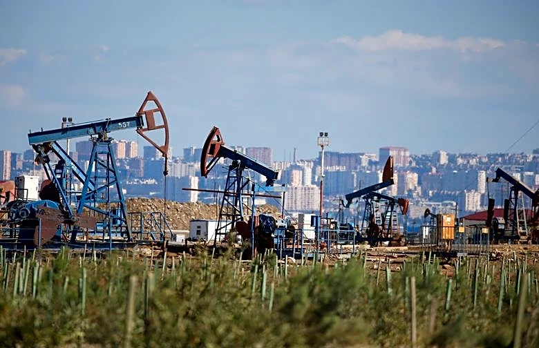 Oil prices steady as traders weigh supply risks