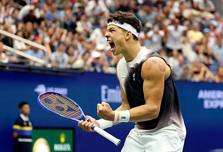Tennis-Home crowd powers Shelton past Hurkacz in US Open second round