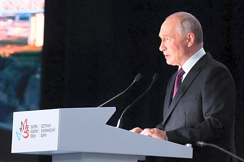 Putin cites chance of peace deal, Ukraine sees 'new dynamic'