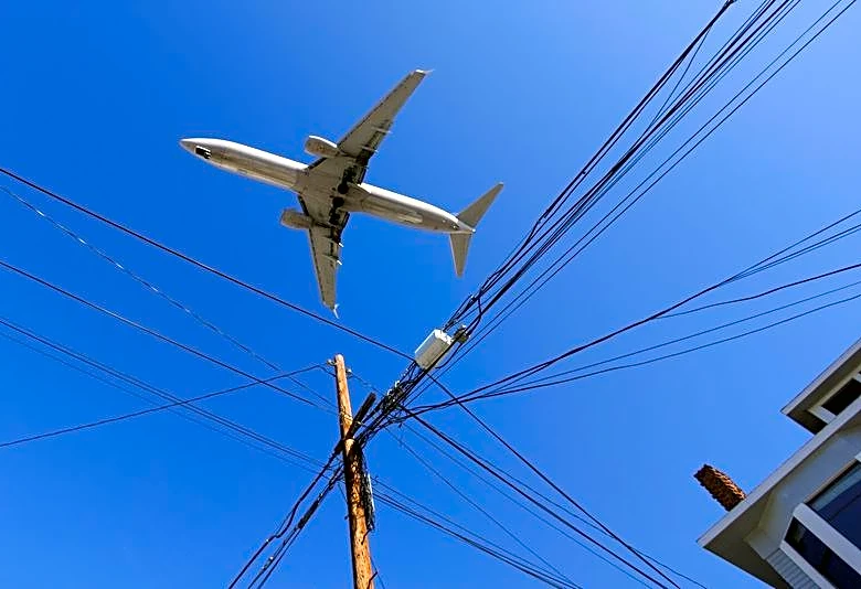 US airlines weigh safety system to prevent midair collisions ahead of legal mandate, provider says