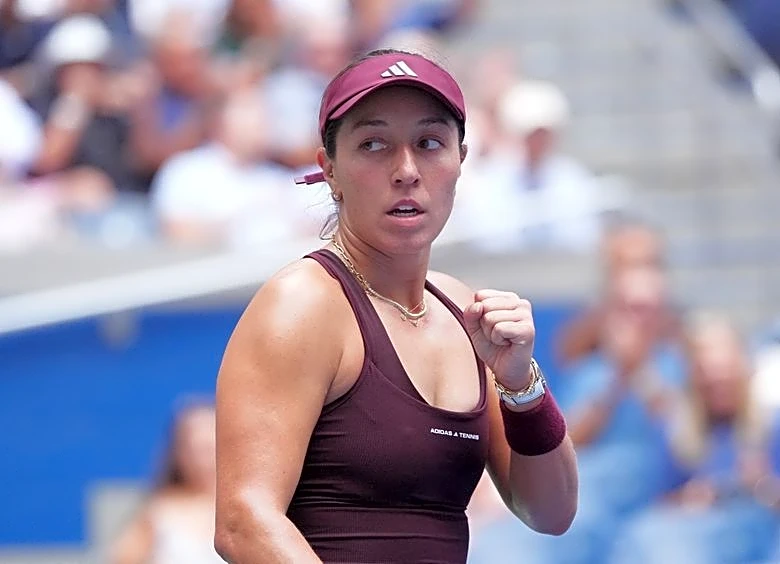 Tennis-Pegula overcomes Fernandez to return to US Open fourth round