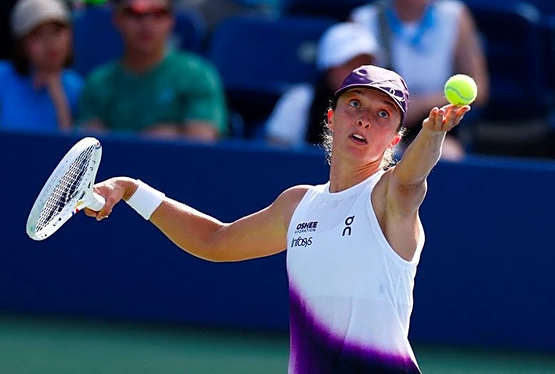 Tennis-Swiatek happy to swap noisy Ashe spotlight for intimate Grandstand