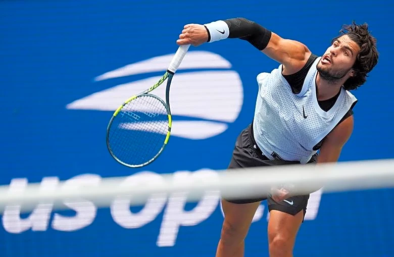 Tennis-Electric Alcaraz senses title chance after cruising into US Open quarters