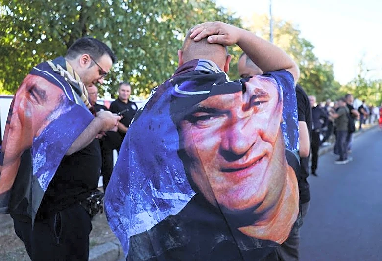 Thousands gather in Belgrade for funeral of convicted war criminal Ratko Mladic