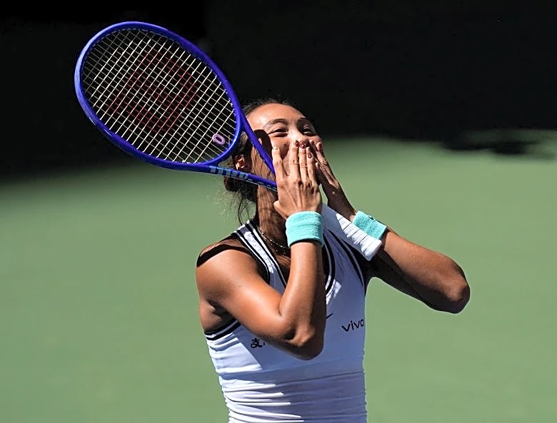 Tennis-Zheng stuns Swiatek in fourth-round thriller, Andreeva advances