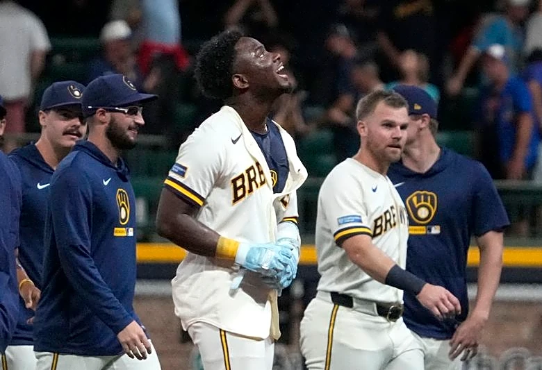 MLB roundup: Brewers pull even in ninth inning, KO Cubs in 10th